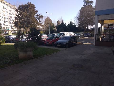 Loja em Massamá, Monte Abraão