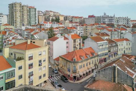 Casarão no centro de Queluz, para remodelar/reconstruir