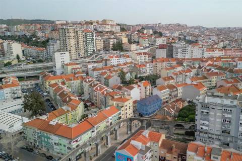 Casarão no centro de Queluz, para remodelar/reconstruir