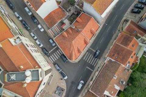 Casarão no centro de Queluz, para remodelar/reconstruir