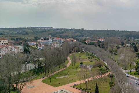 Casarão no centro de Queluz, para remodelar/reconstruir
