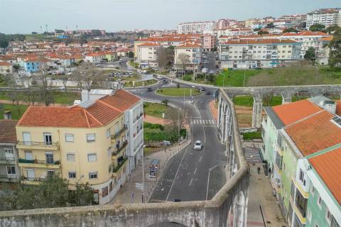 Casarão no centro de Queluz, para remodelar/reconstruir