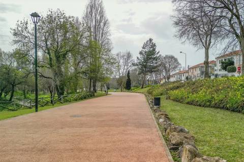 Casarão no centro de Queluz, para remodelar/reconstruir