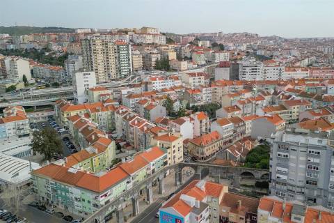 Casarão no centro de Queluz, para remodelar/reconstruir