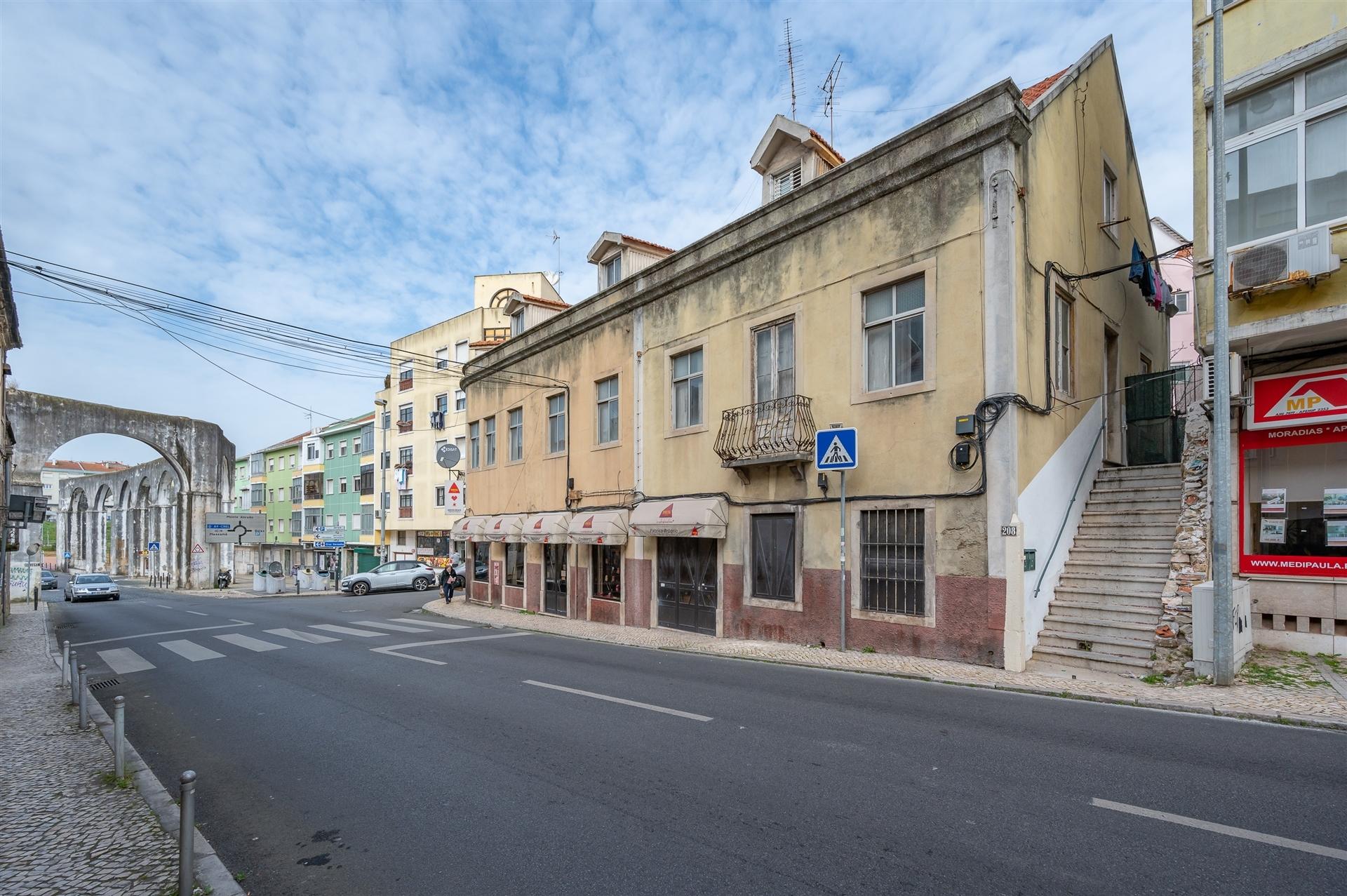 Prédio para remodelar em Queluz