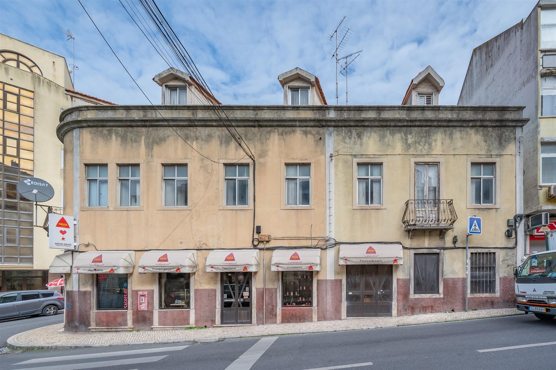 Prédio para remodelar em Queluz