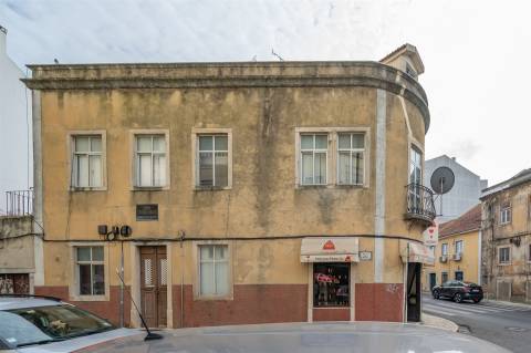 Casarão no centro de Queluz, para remodelar/reconstruir