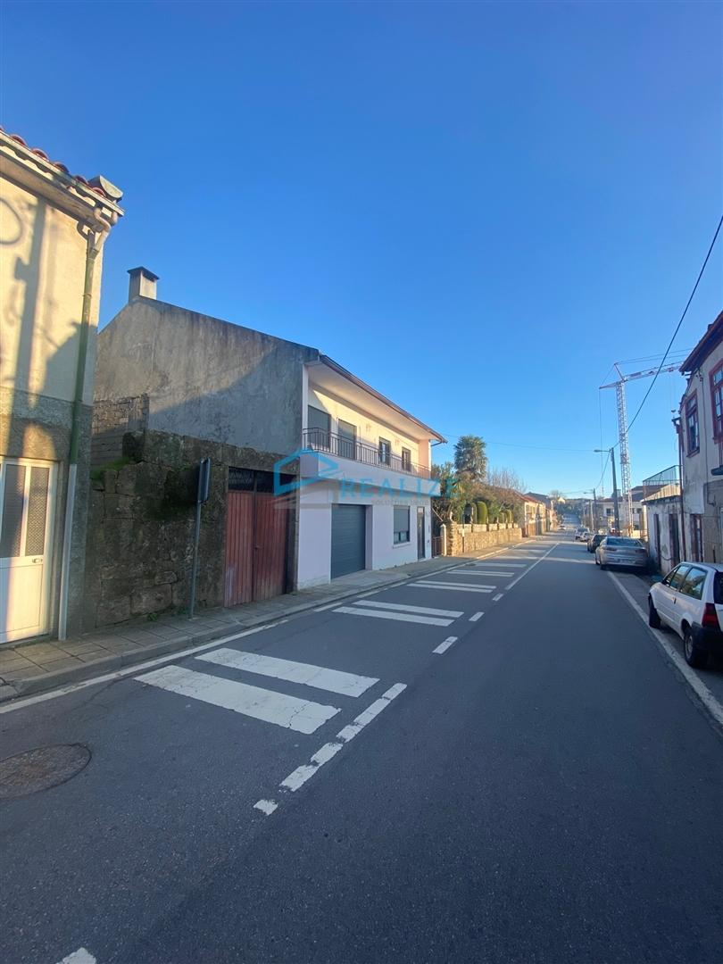 Lote de terreno junto à estrada nacional.