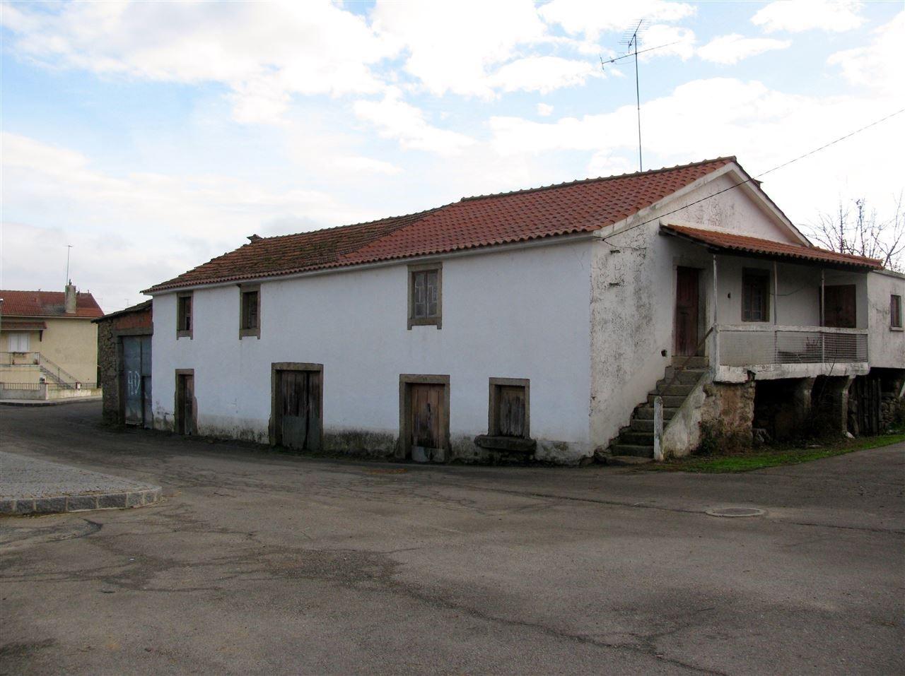 Construções rústicas para restauro, Duas Igrejas