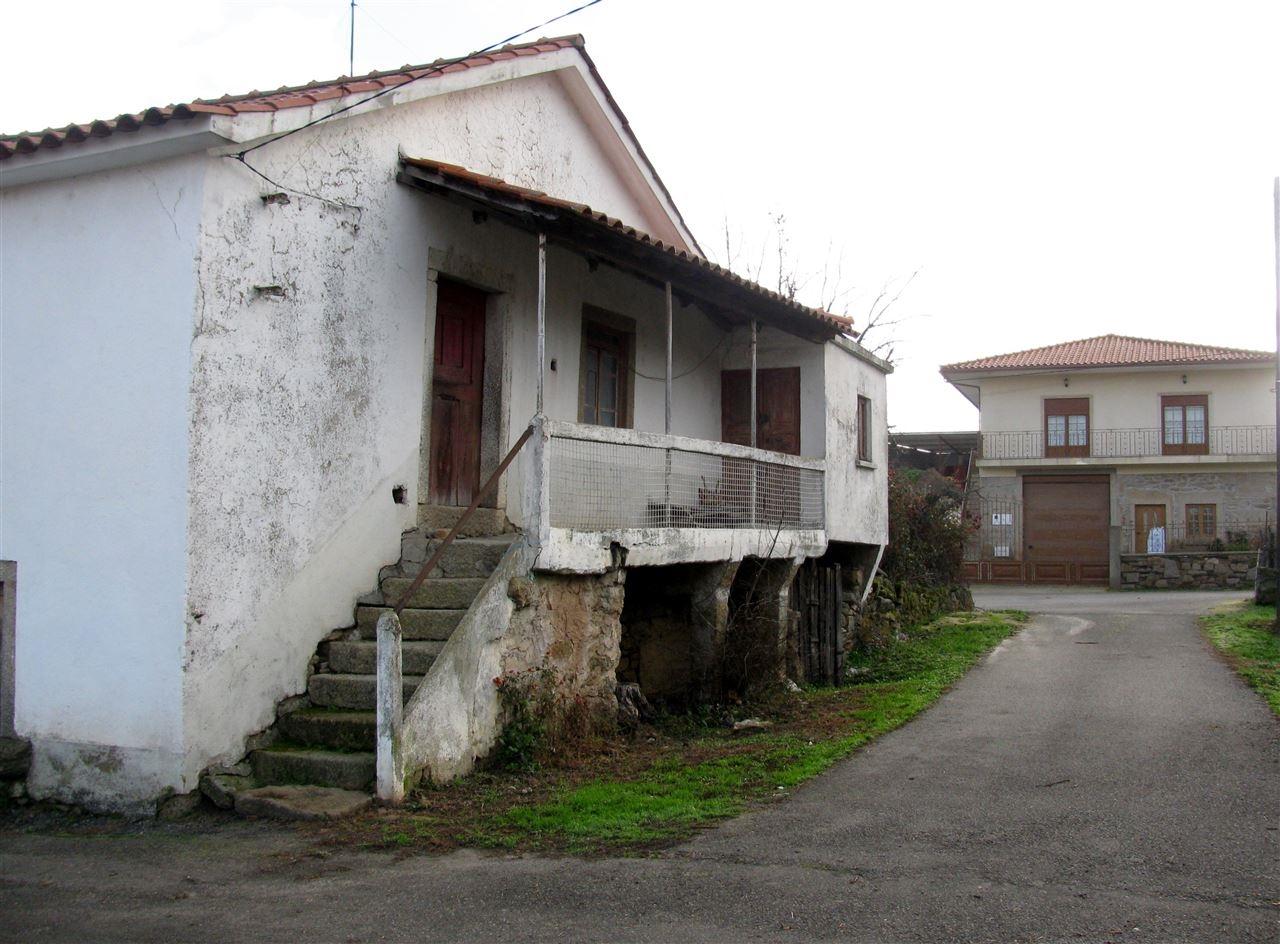 Construções rústicas para restauro, Duas Igrejas