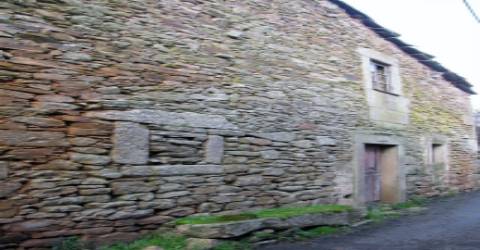 Construções rústicas para restauro, Duas Igrejas