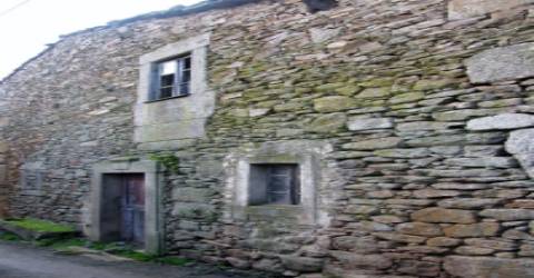 Construções rústicas para restauro, Duas Igrejas