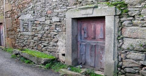 Construções rústicas para restauro, Duas Igrejas