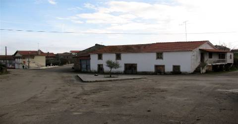 Construções rústicas para restauro, Duas Igrejas