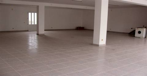 Prédio de comércio e habitação. Miranda do Douro