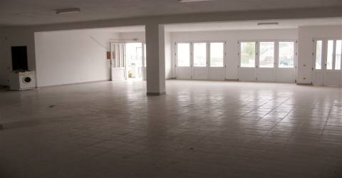 Prédio de comércio e habitação. Miranda do Douro