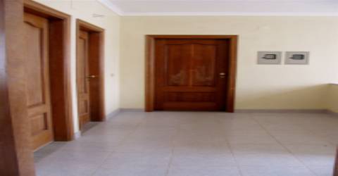 Prédio de comércio e habitação. Miranda do Douro