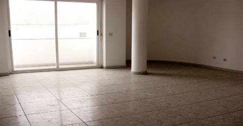 Prédio de comércio e habitação. Miranda do Douro