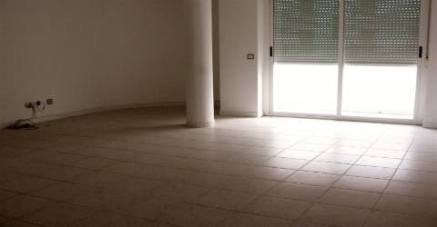 Prédio de comércio e habitação. Miranda do Douro