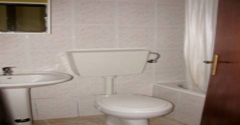 Prédio de comércio e habitação. Miranda do Douro