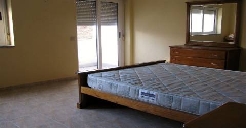 Prédio de comércio e habitação. Miranda do Douro