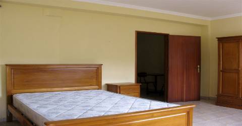 Prédio de comércio e habitação. Miranda do Douro