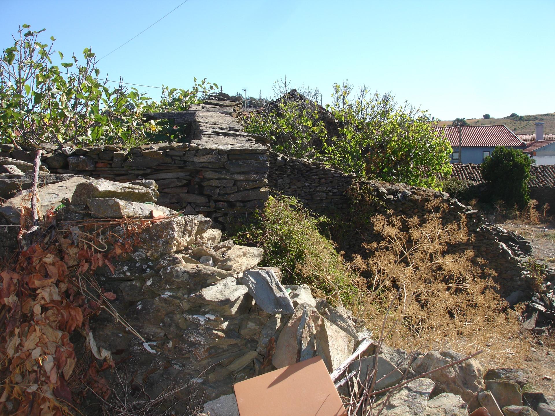 Terreno com ruina, Meirinhos