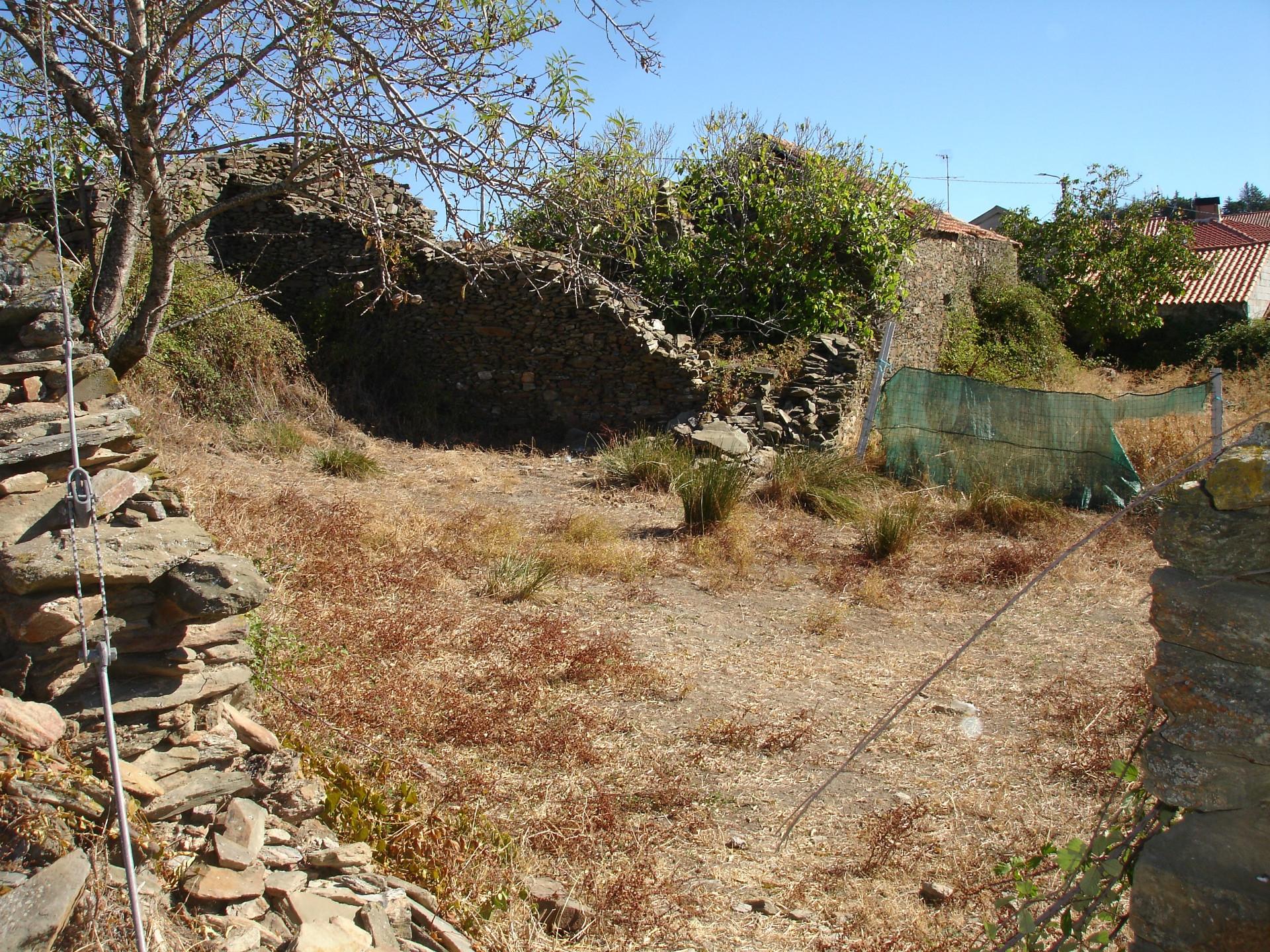 Terreno com ruina, Meirinhos