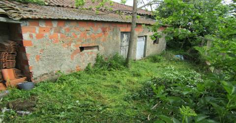 Moradia para restaurar com garagem e terreno, Malhadas, Miranda do Douro