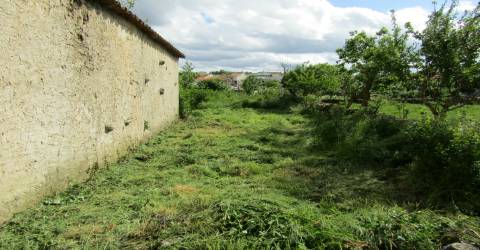 Moradia para restaurar com garagem e terreno, Malhadas, Miranda do Douro