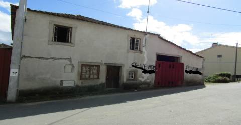 Moradia para restaurar com garagem e terreno, Malhadas, Miranda do Douro