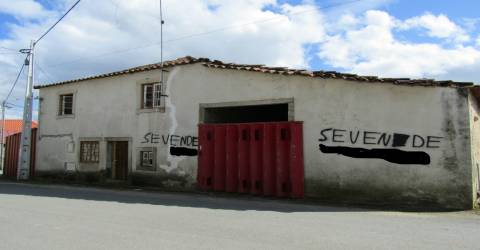 Moradia para restaurar com garagem e terreno, Malhadas, Miranda do Douro