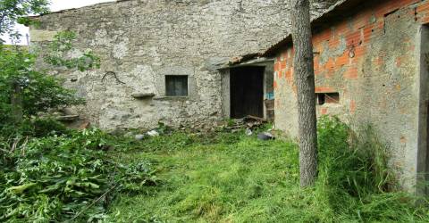 Moradia para restaurar com garagem e terreno, Malhadas, Miranda do Douro