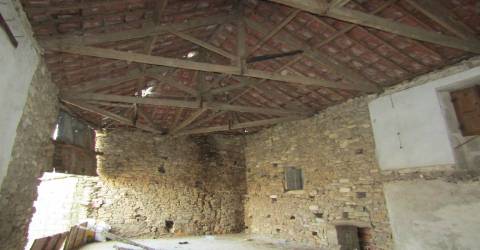 Moradia para restaurar com garagem e terreno, Malhadas, Miranda do Douro