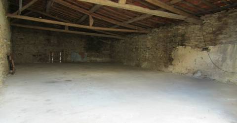 Moradia para restaurar com garagem e terreno, Malhadas, Miranda do Douro