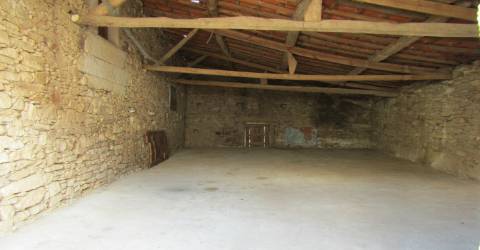 Moradia para restaurar com garagem e terreno, Malhadas, Miranda do Douro