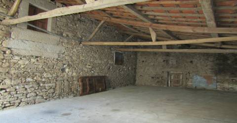 Moradia para restaurar com garagem e terreno, Malhadas, Miranda do Douro