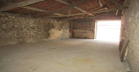 Moradia para restaurar com garagem e terreno, Malhadas, Miranda do Douro