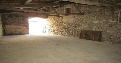 Moradia para restaurar com garagem e terreno, Malhadas, Miranda do Douro