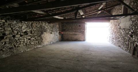 Moradia para restaurar com garagem e terreno, Malhadas, Miranda do Douro