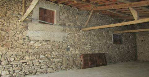 Moradia para restaurar com garagem e terreno, Malhadas, Miranda do Douro