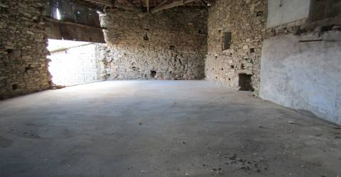 Moradia para restaurar com garagem e terreno, Malhadas, Miranda do Douro