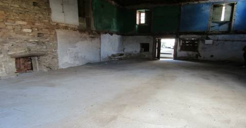 Moradia para restaurar com garagem e terreno, Malhadas, Miranda do Douro