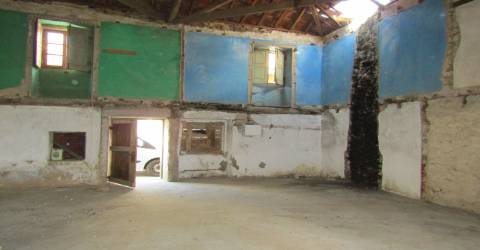 Moradia para restaurar com garagem e terreno, Malhadas, Miranda do Douro