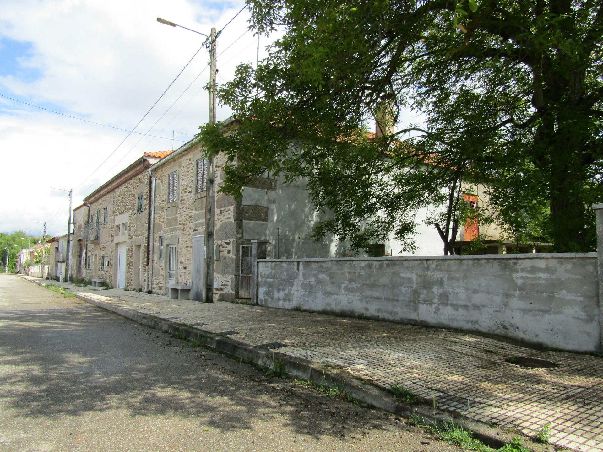 Moradia com quintal, Águas Vivas, Miranda do Douro