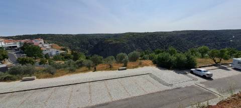 Moradia para Restaurar, zona histórica de Miranda do Douro