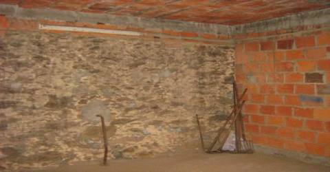 Moradia T4 para remodelação em Souto, Santa Maria da Feira.