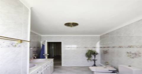 Apartamento Duplex T3+2 a 200 mts da praia de Buarcos com  jardim privativo e lugar de garagem.