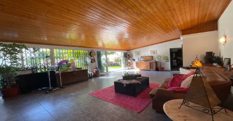 Apartamento Duplex T3+2 a 200 mts da praia de Buarcos com  jardim privativo e lugar de garagem.