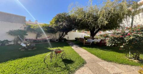 Apartamento Duplex T3+2 a 200 mts da praia de Buarcos com  jardim privativo e lugar de garagem.